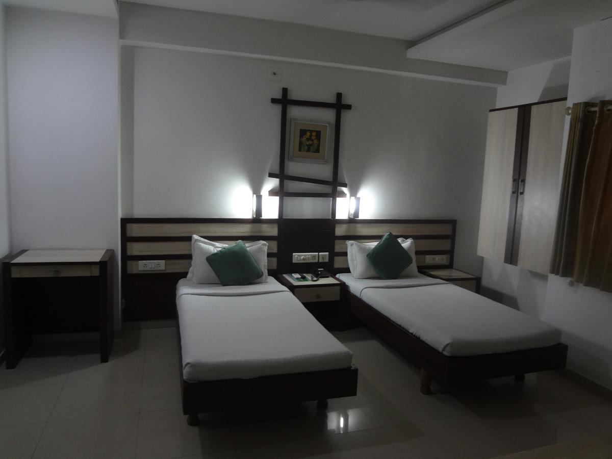 Hotel Airport Residency Ahmedabad Bagian luar foto
