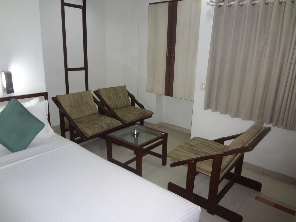 Hotel Airport Residency Ahmedabad Bagian luar foto