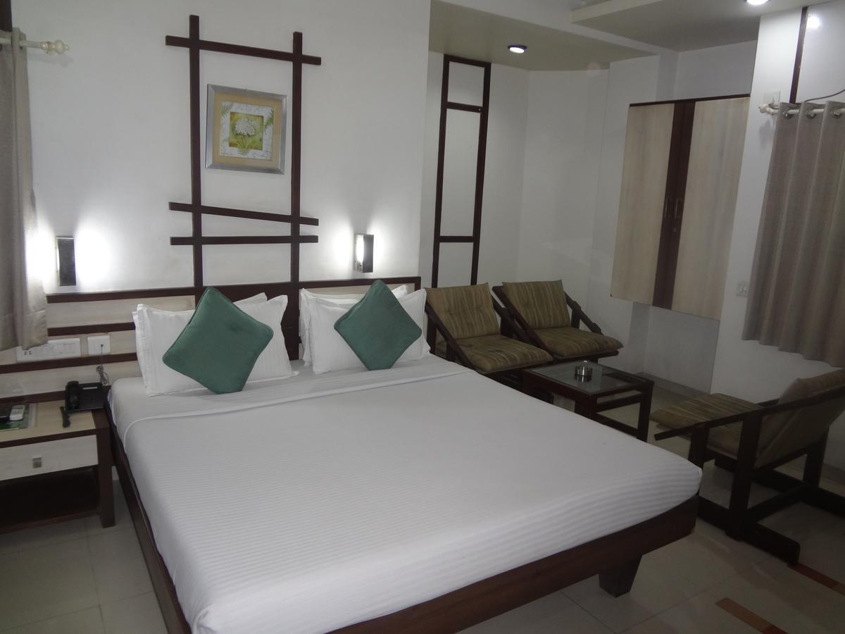 Hotel Airport Residency Ahmedabad Bagian luar foto