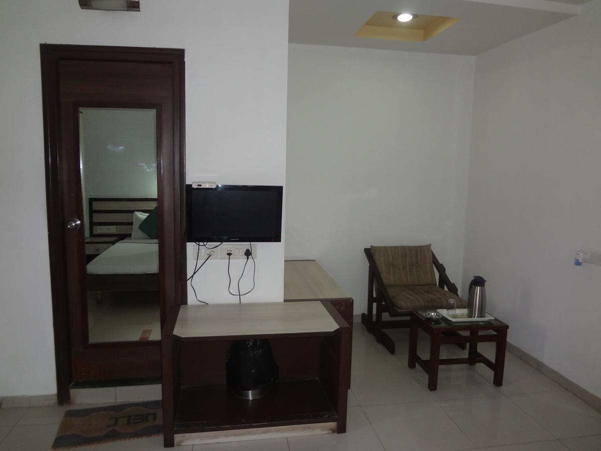 Hotel Airport Residency Ahmedabad Bagian luar foto