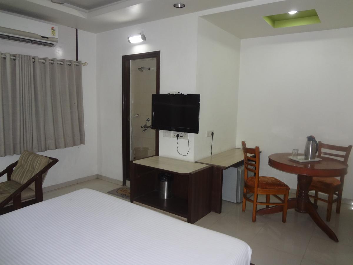 Hotel Airport Residency Ahmedabad Bagian luar foto
