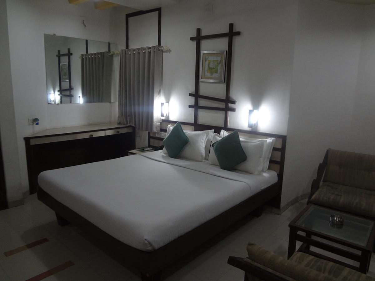 Hotel Airport Residency Ahmedabad Bagian luar foto