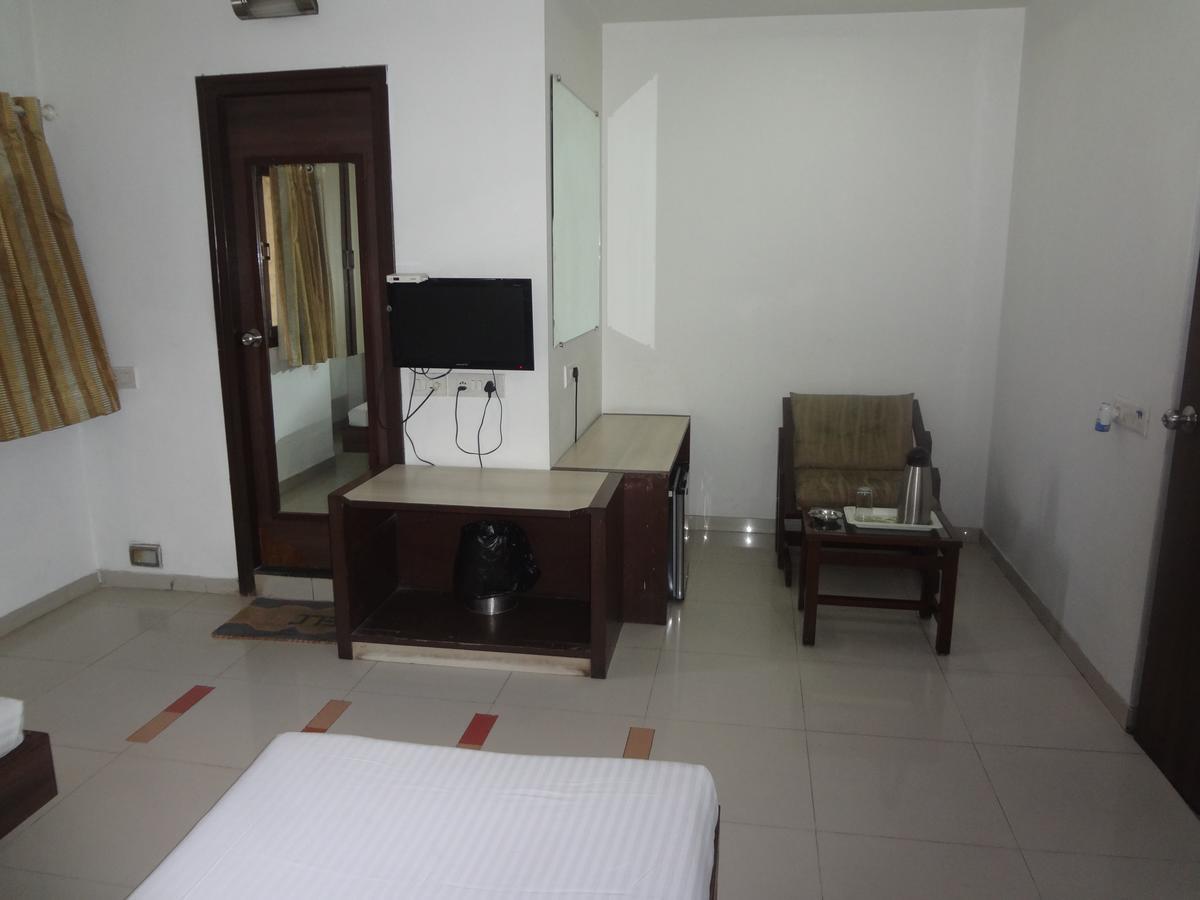 Hotel Airport Residency Ahmedabad Bagian luar foto