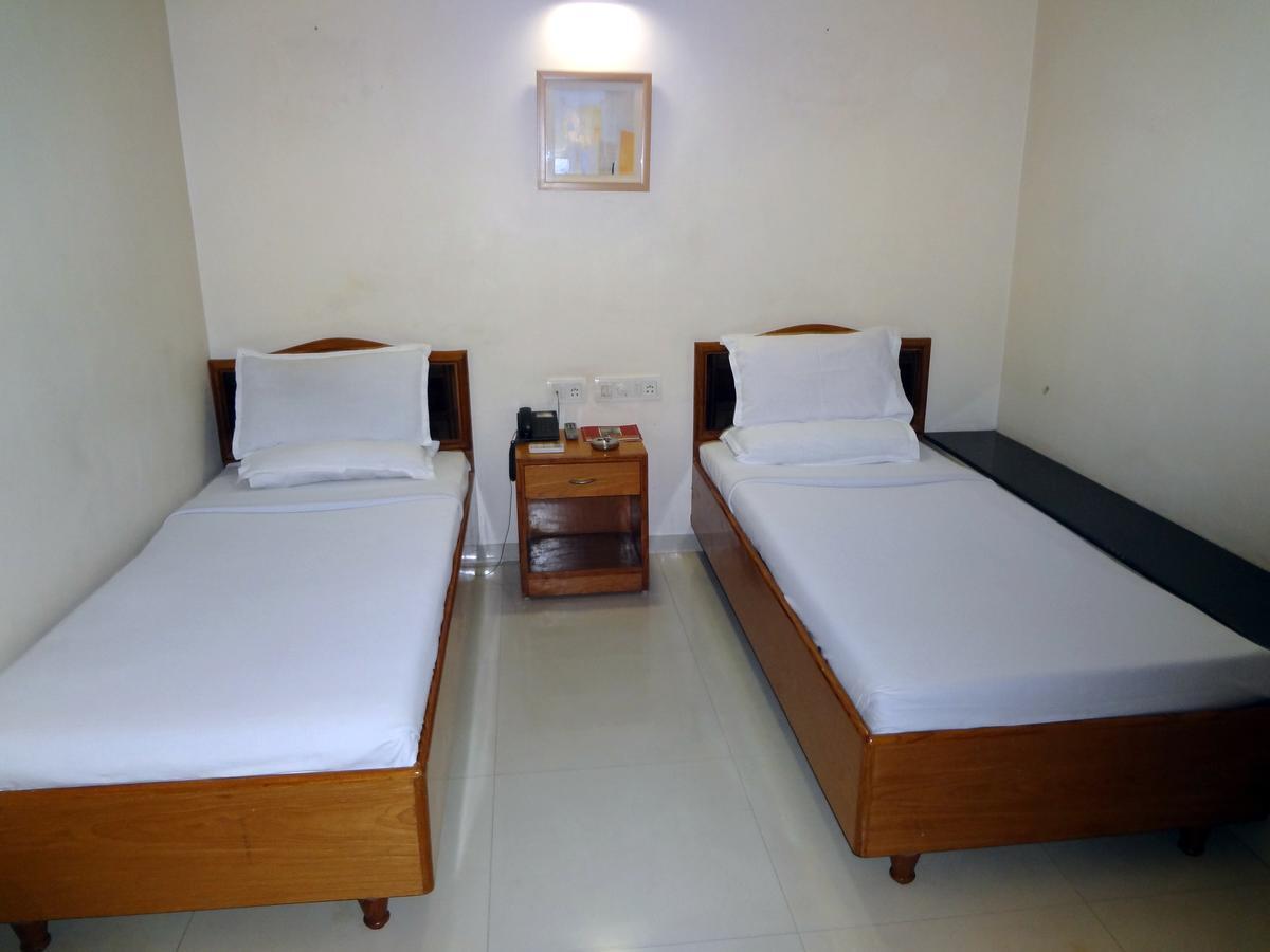 Hotel Airport Residency Ahmedabad Bagian luar foto