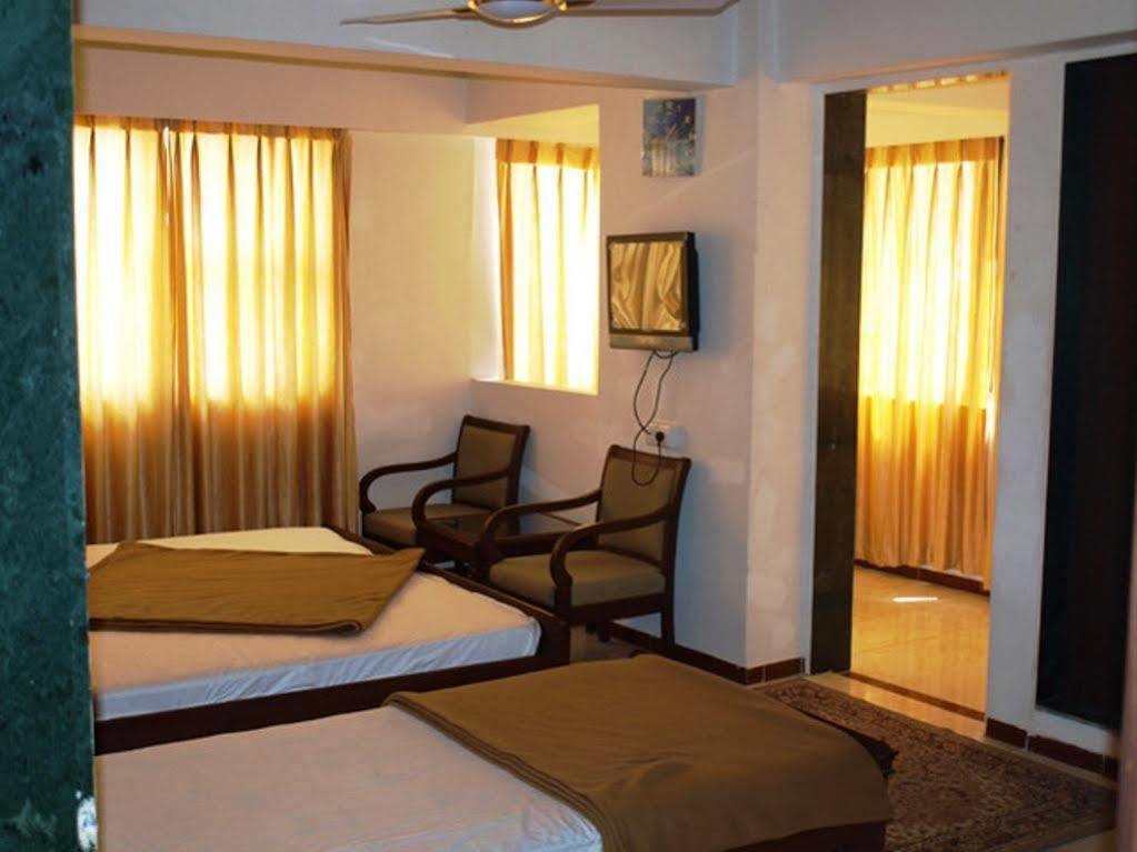 Hotel Airport Residency Ahmedabad Bagian luar foto