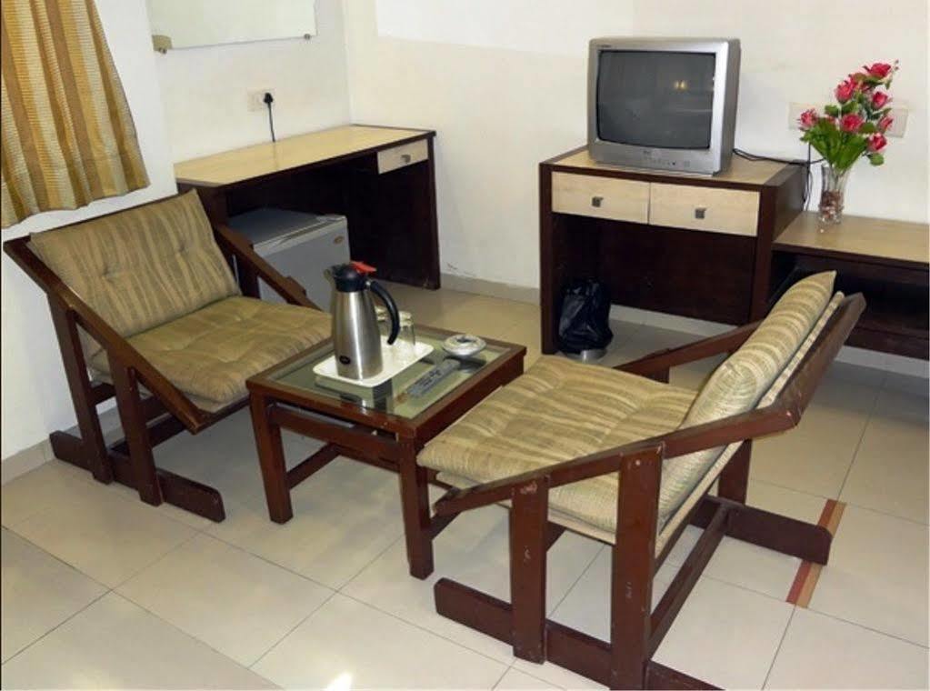 Hotel Airport Residency Ahmedabad Bagian luar foto