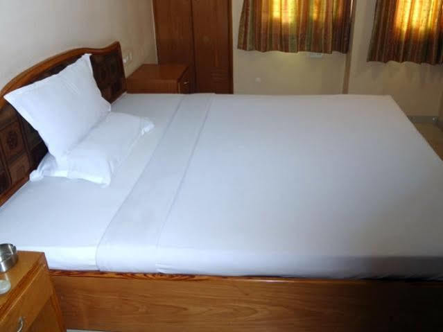 Hotel Airport Residency Ahmedabad Bagian luar foto