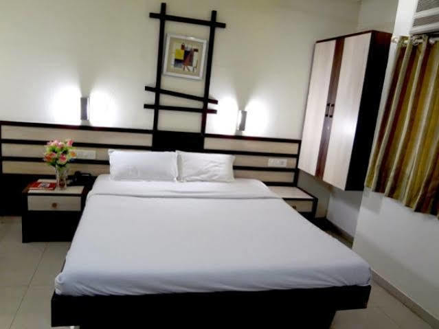 Hotel Airport Residency Ahmedabad Bagian luar foto