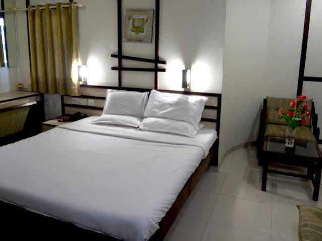 Hotel Airport Residency Ahmedabad Bagian luar foto